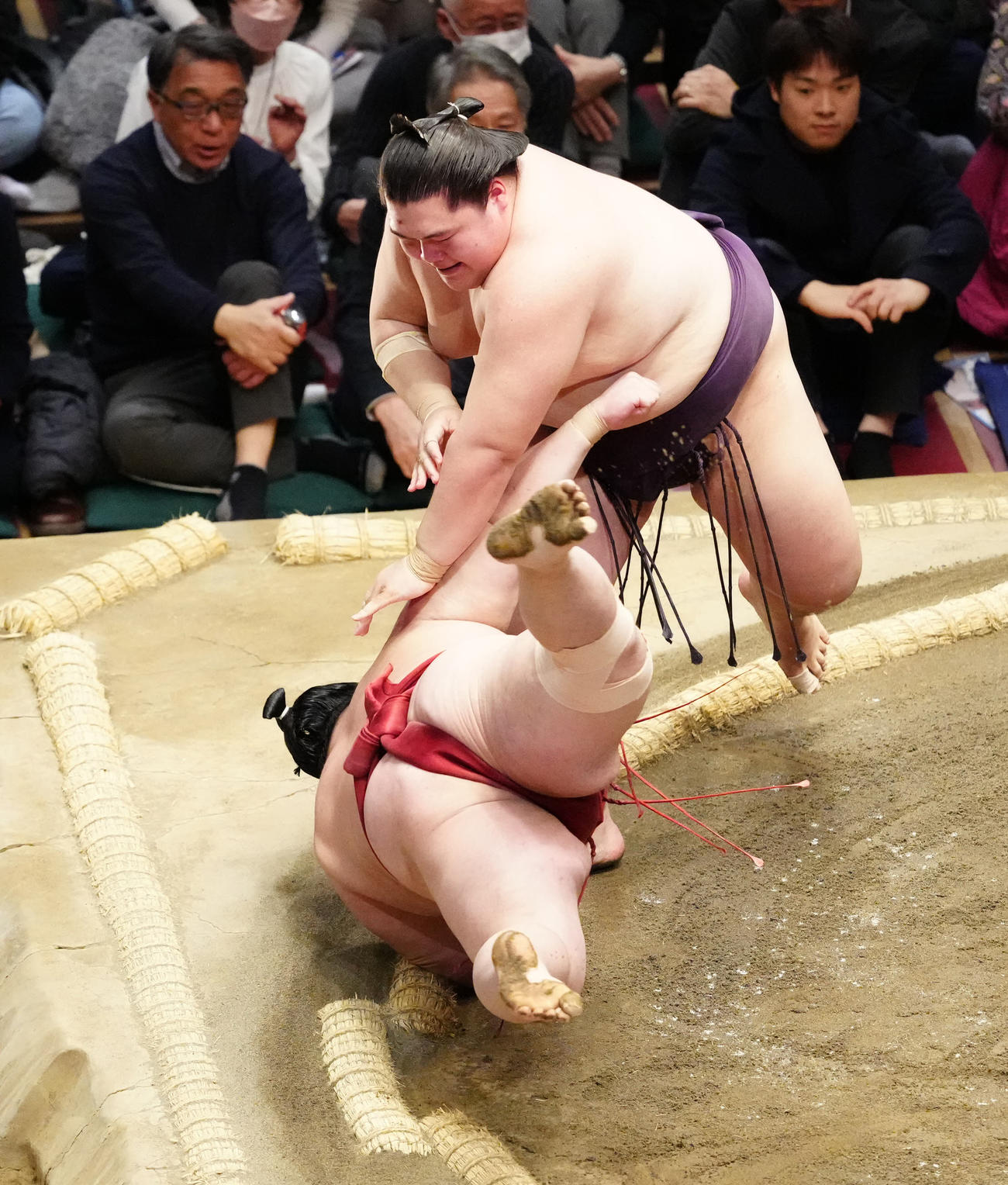 隆の勝（手前）を突き落としで破る王鵬（撮影・江口和貴）