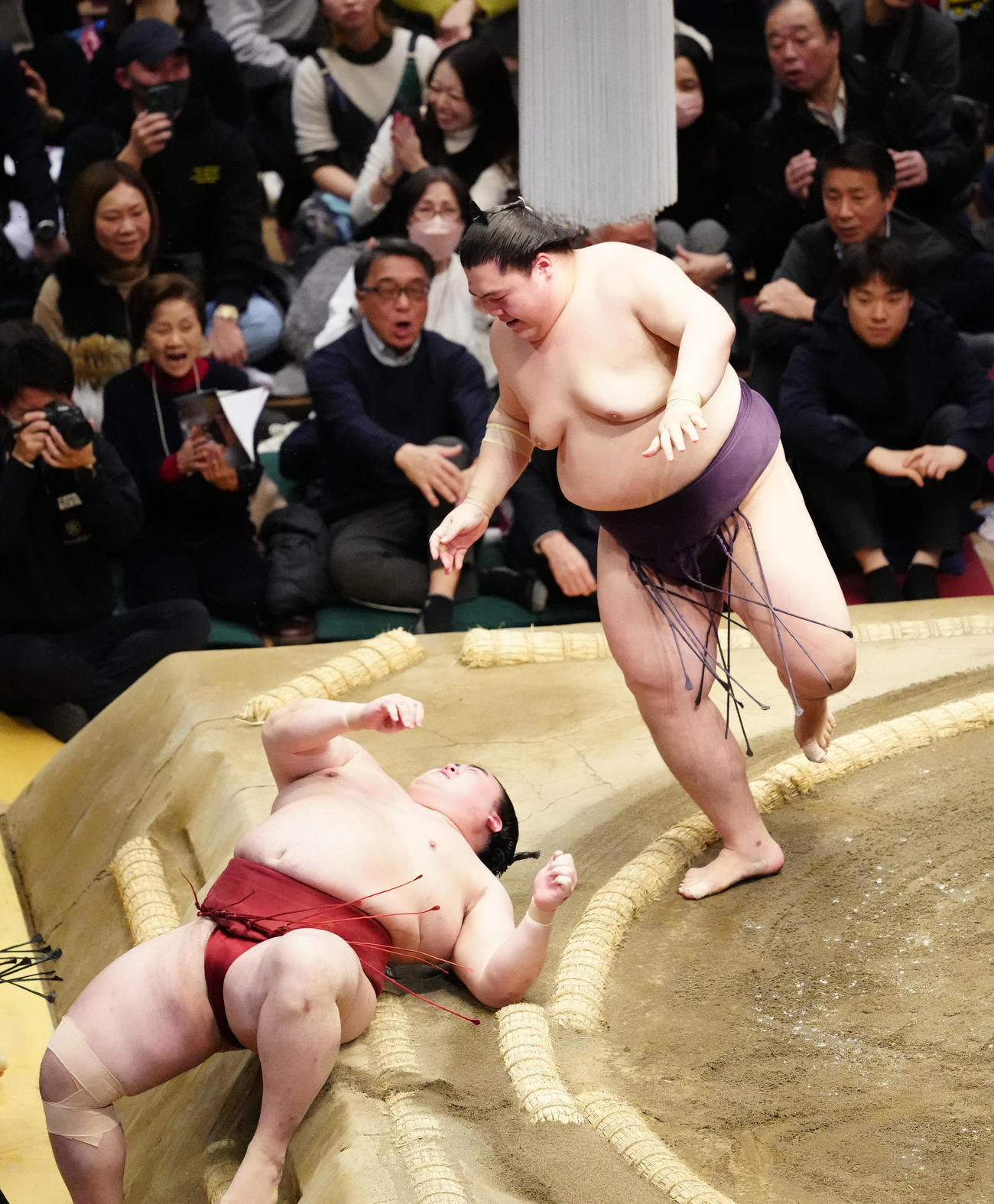 隆の勝（左）を突き落としで破った王鵬（撮影・江口和貴）