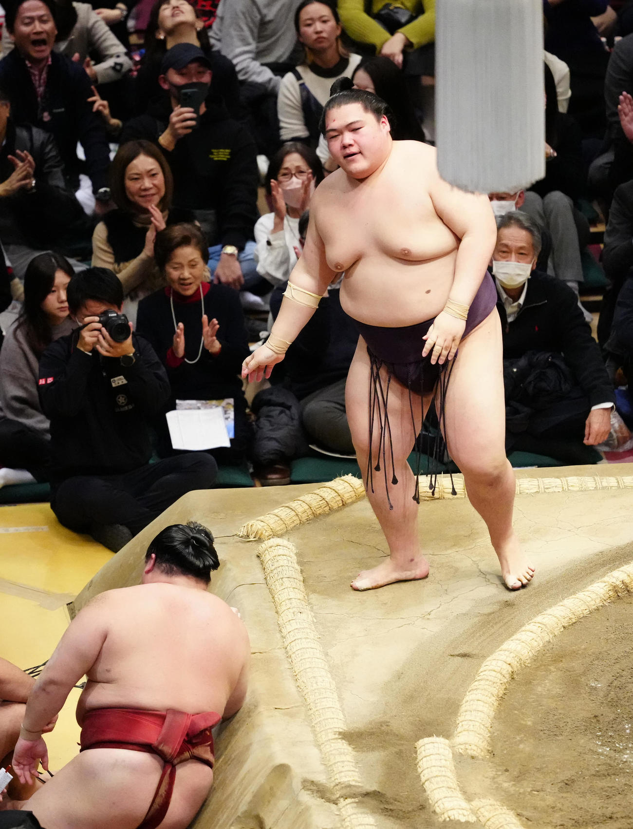 隆の勝（左）を突き落としで破った王鵬（撮影・江口和貴）