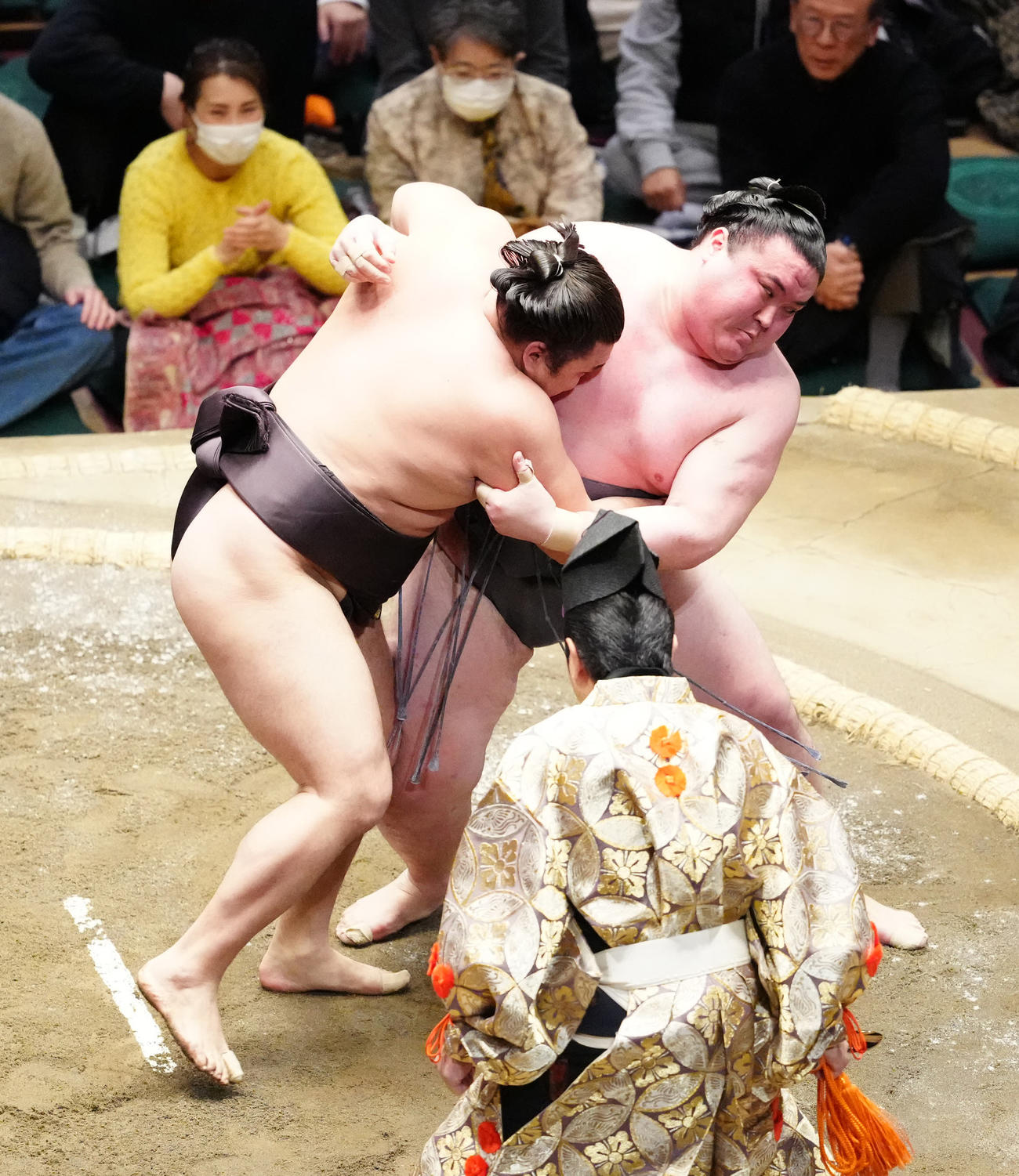 霧島（左）をすくい投げで破る金峰山（撮影・江口和貴）