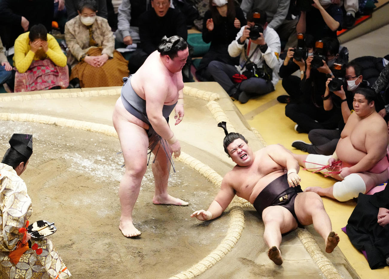 霧島（中央右）をすくい投げで破った金峰山（撮影・江口和貴）
