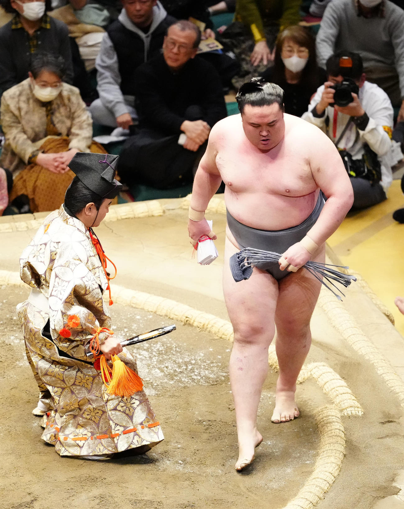 霧島をすくい投げで破り、懸賞を受け取った金峰山（撮影・江口和貴）