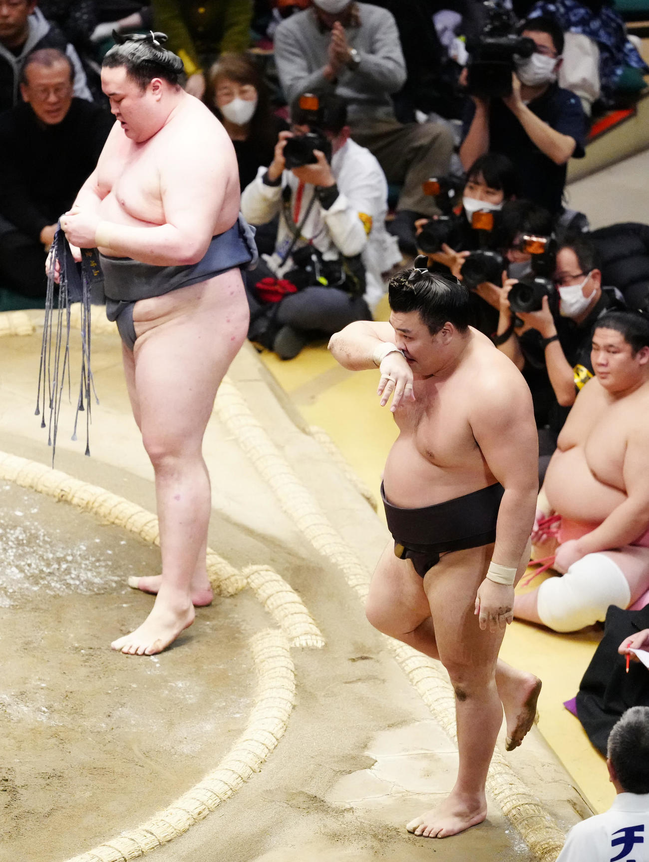 金峰山（左）にすくい投げで敗れた霧島（撮影・江口和貴）