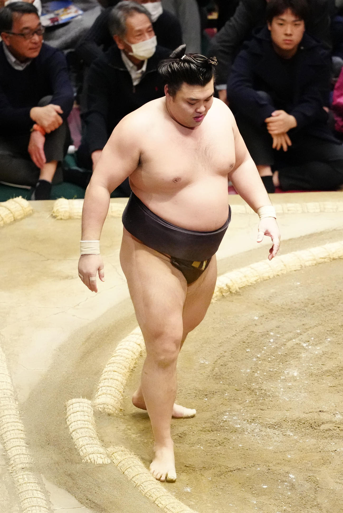 金峰山にすくい投げで敗れた霧島（撮影・江口和貴）