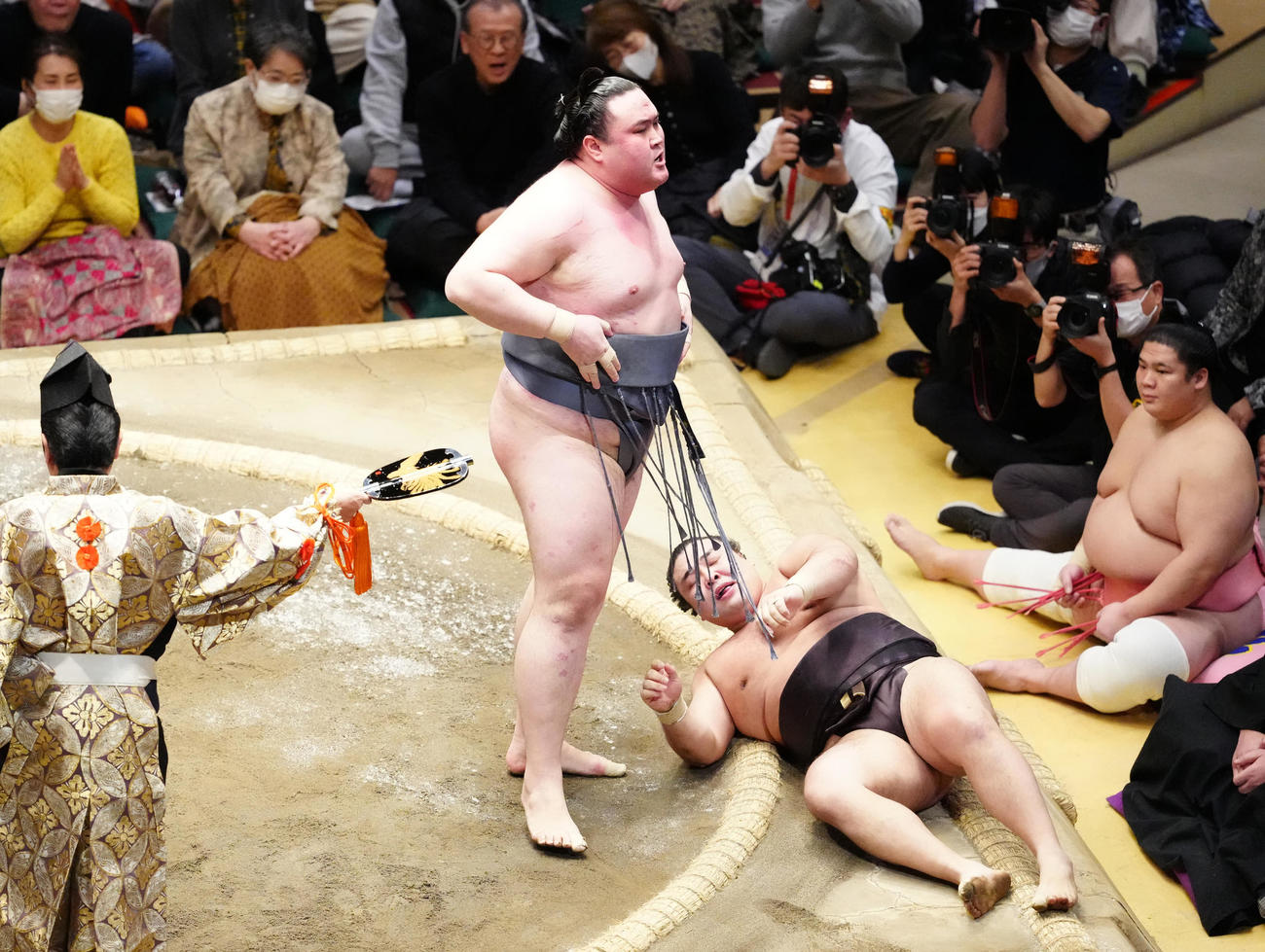 霧島（中央右）をすくい投げで破った金峰山（撮影・江口和貴）