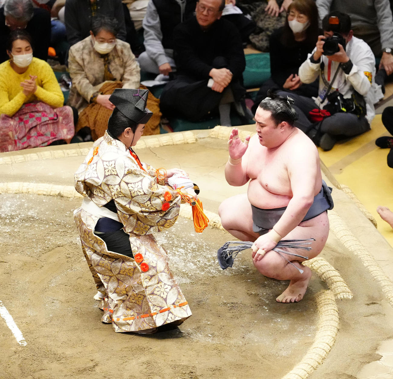 霧島をすくい投げで破り、懸賞を受け取る金峰山（撮影・江口和貴）