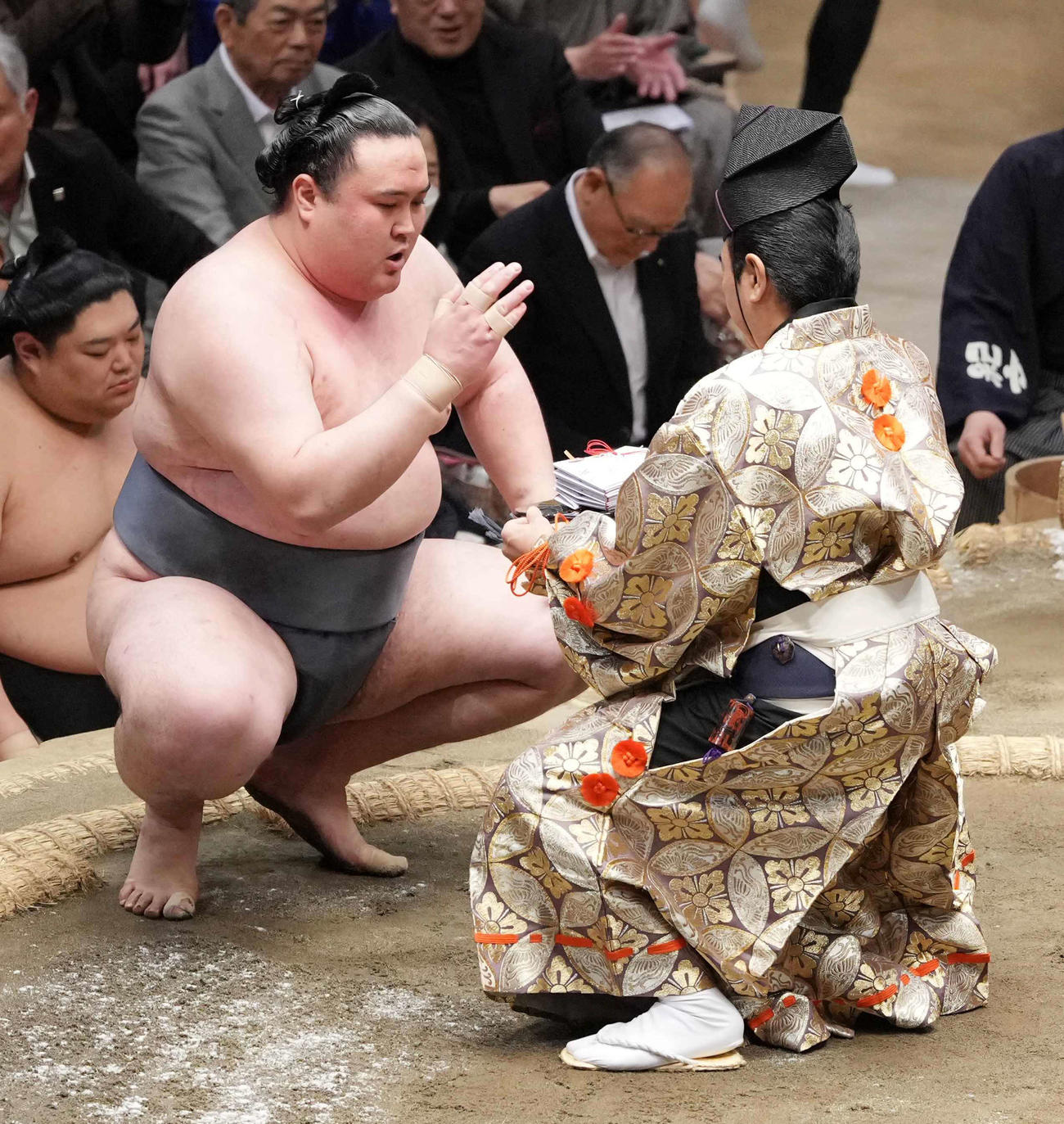 懸賞金を手にする金峰山（撮影・小沢裕）