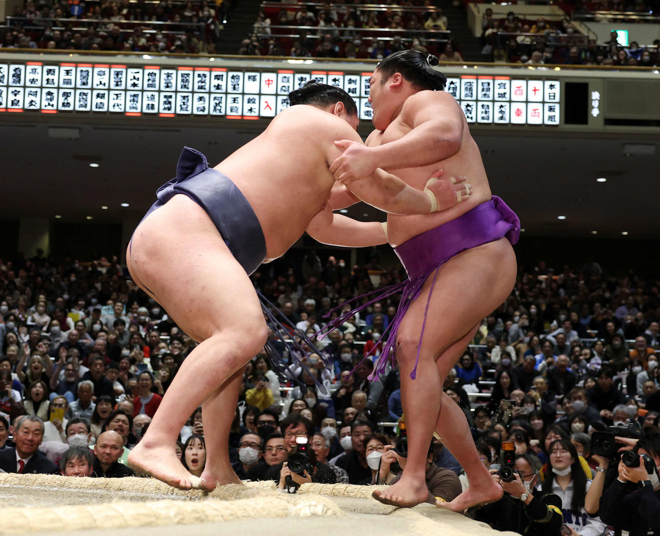 尊富士（右）を寄り切りで破る豊昇龍（撮影・鈴木正人）