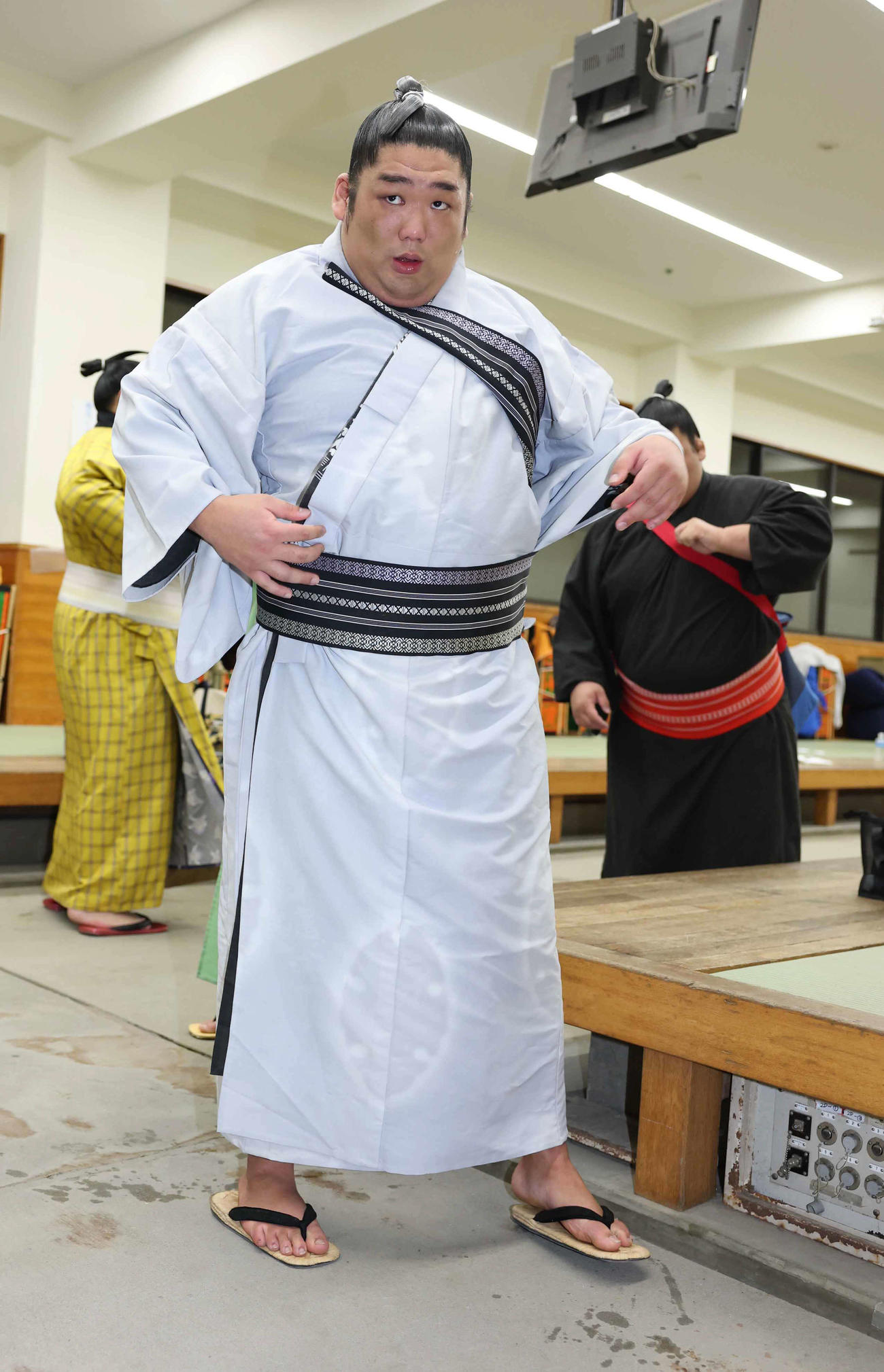 支度部屋で着替えをする尊富士（撮影・鈴木正人）