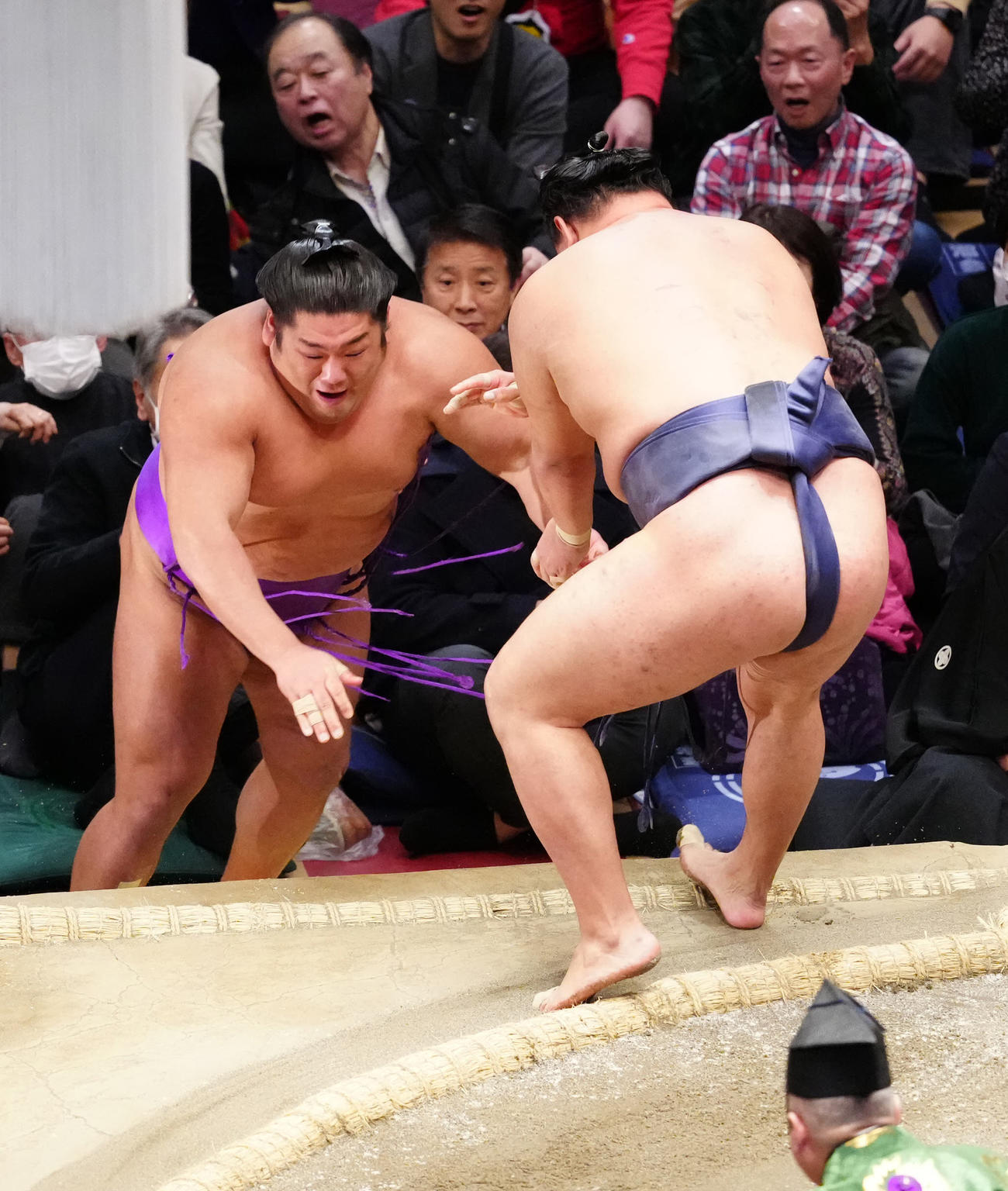 豊昇龍（右）に寄り切りで敗れた尊富士（撮影・江口和貴）