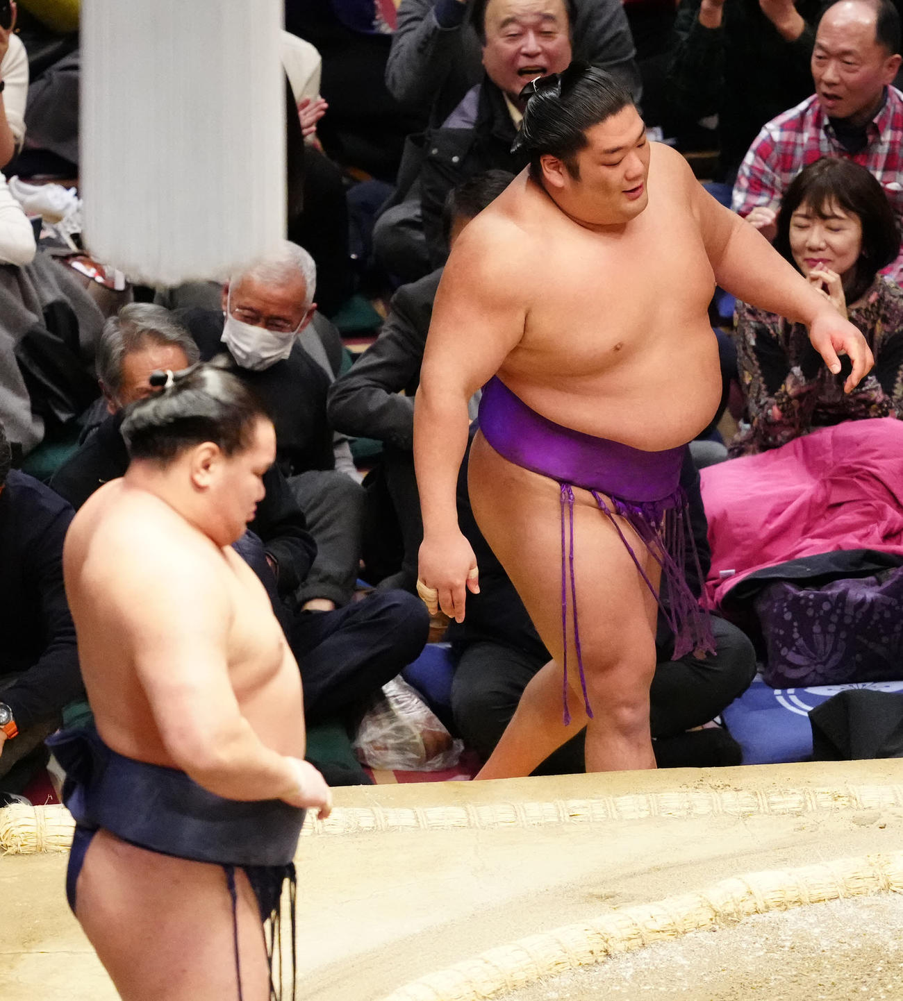 豊昇龍（左）に寄り切りで敗れた尊富士（撮影・江口和貴）