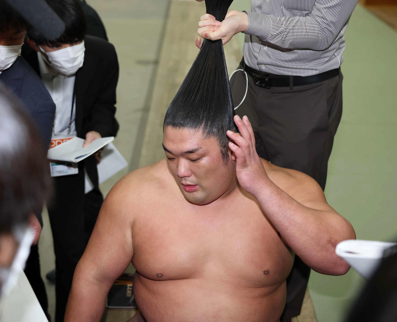 支度部屋で髪を整える尊富士（撮影・鈴木正人）