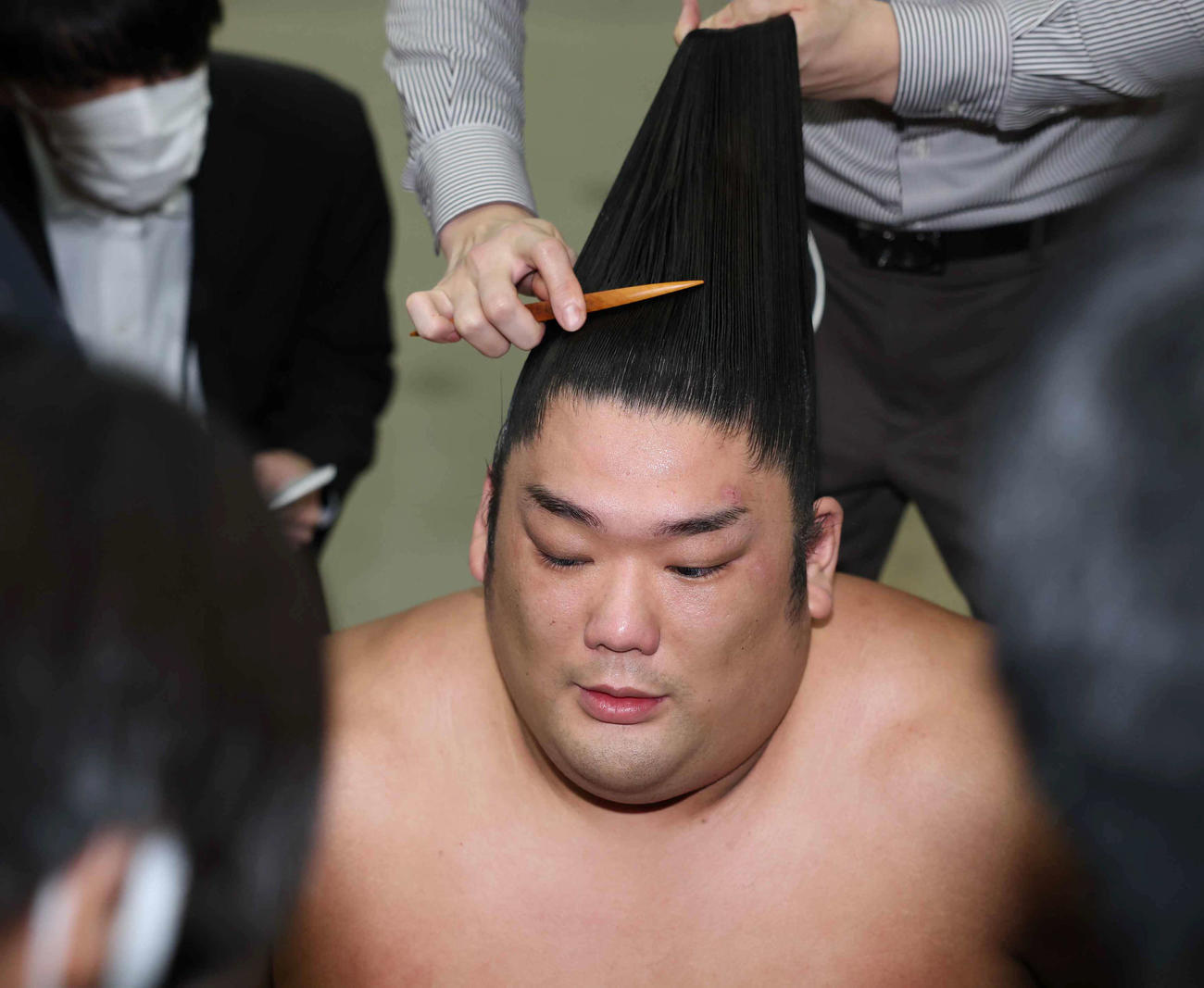 支度部屋で髪を整える尊富士（撮影・鈴木正人）