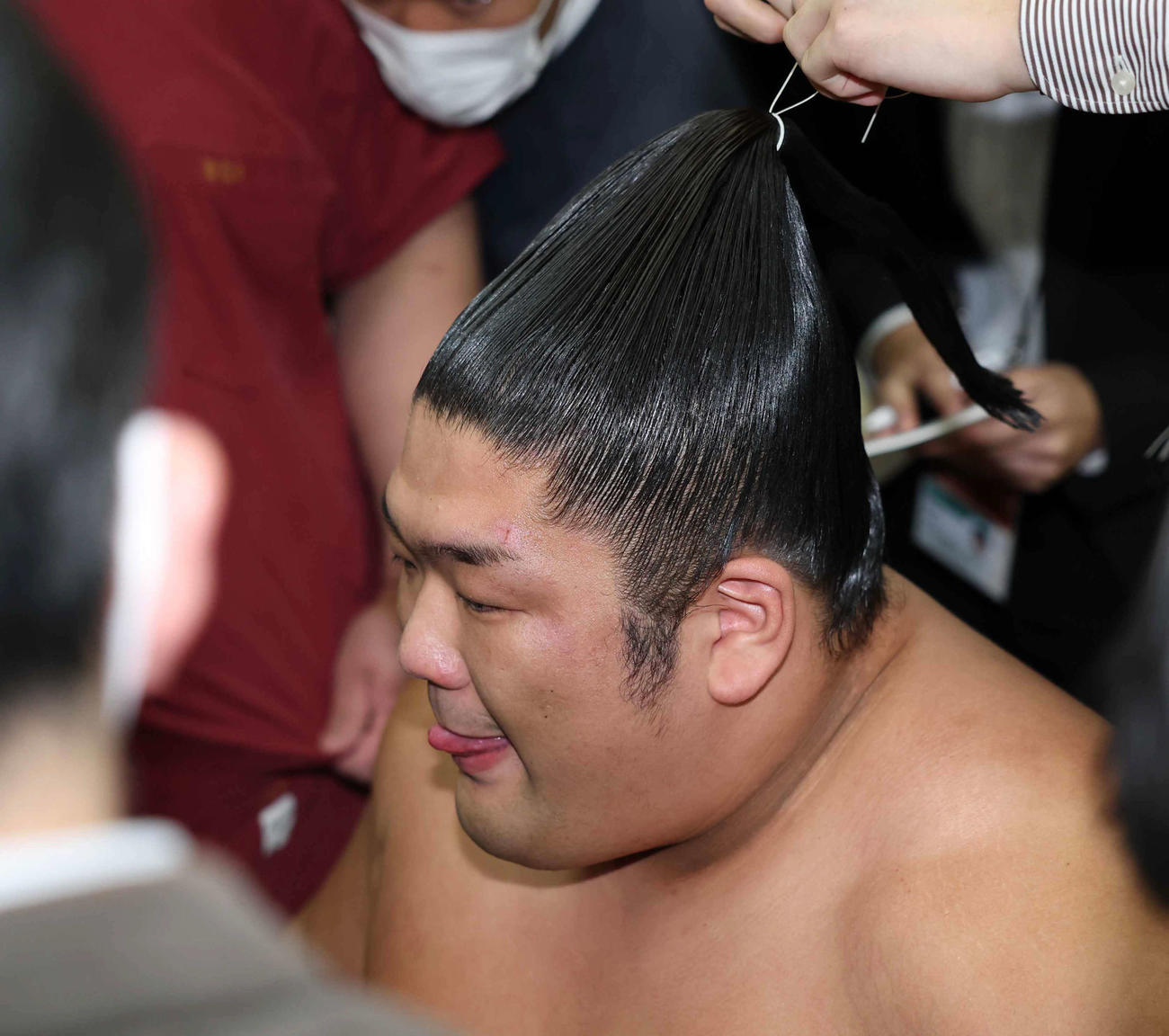 支度部屋で髪を整える尊富士（撮影・鈴木正人）