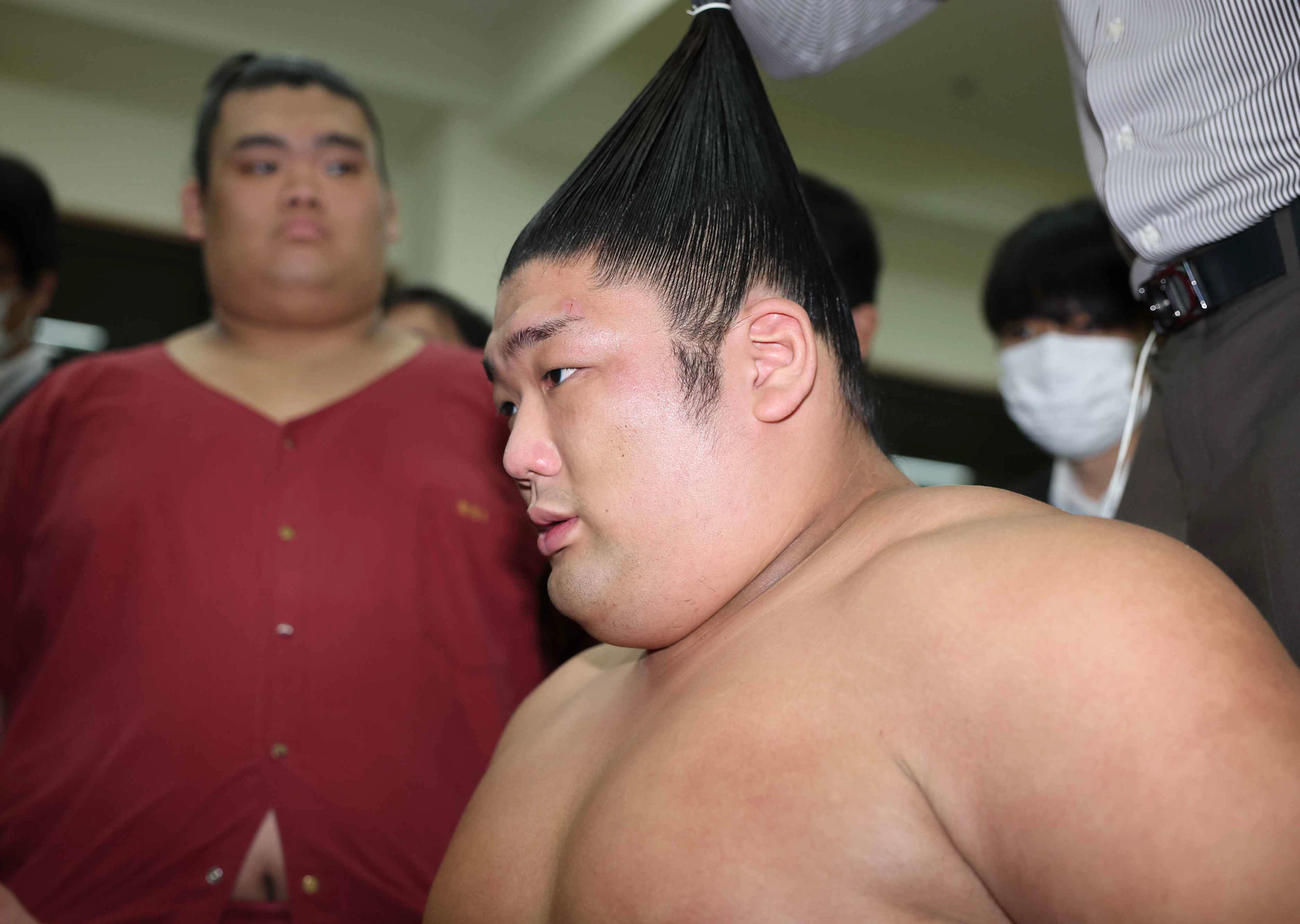 支度部屋で髪を整える尊富士（撮影・鈴木正人）