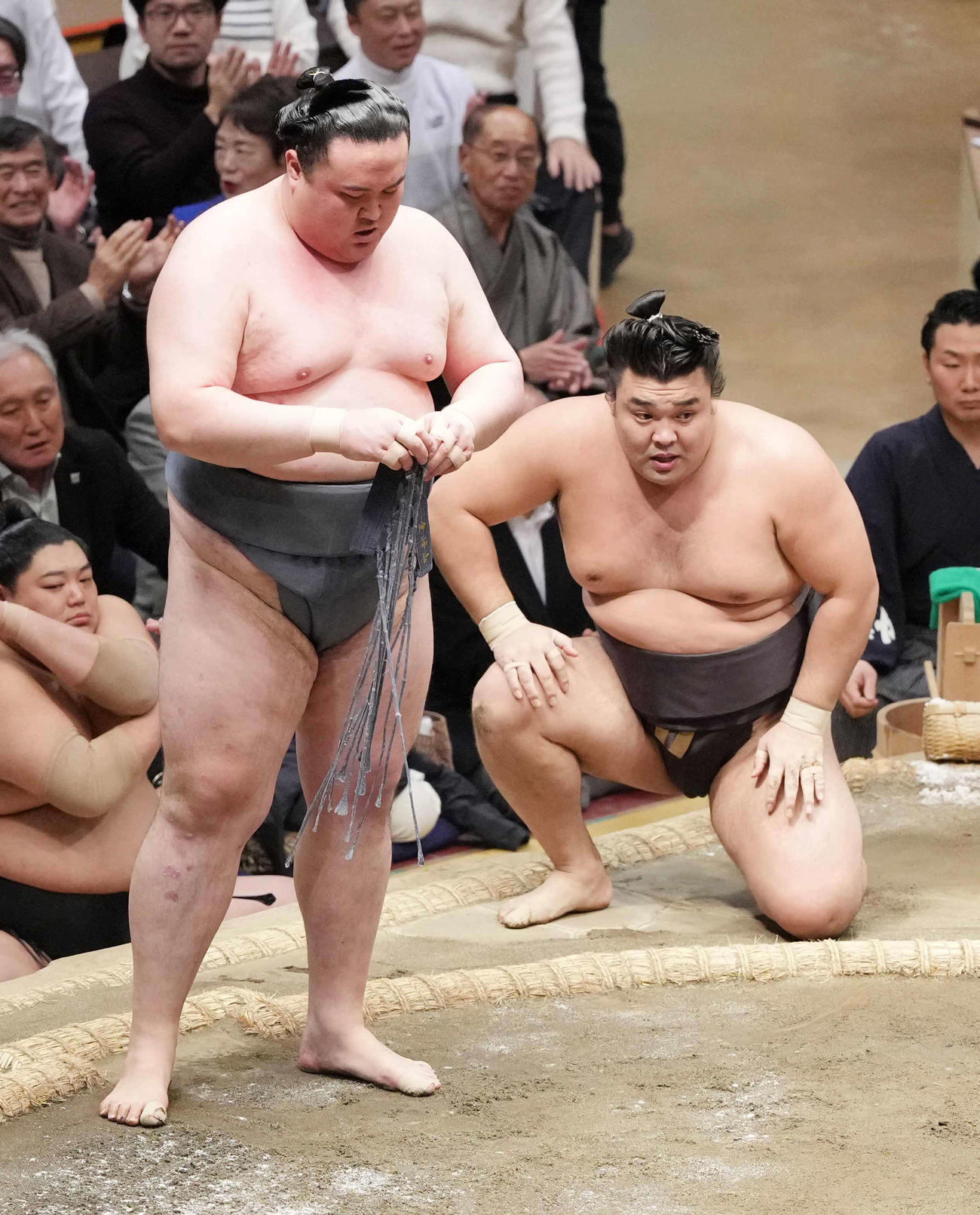 金峰山（左）は霧島をすくい投げで破る（撮影・小沢裕）