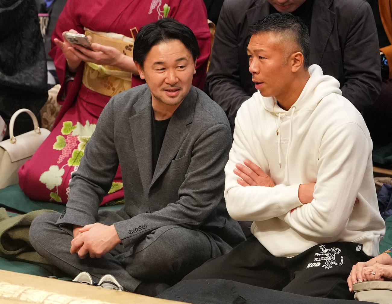 相撲観戦に訪れた山中慎介氏（左）と内山高志氏（撮影・横山健太）