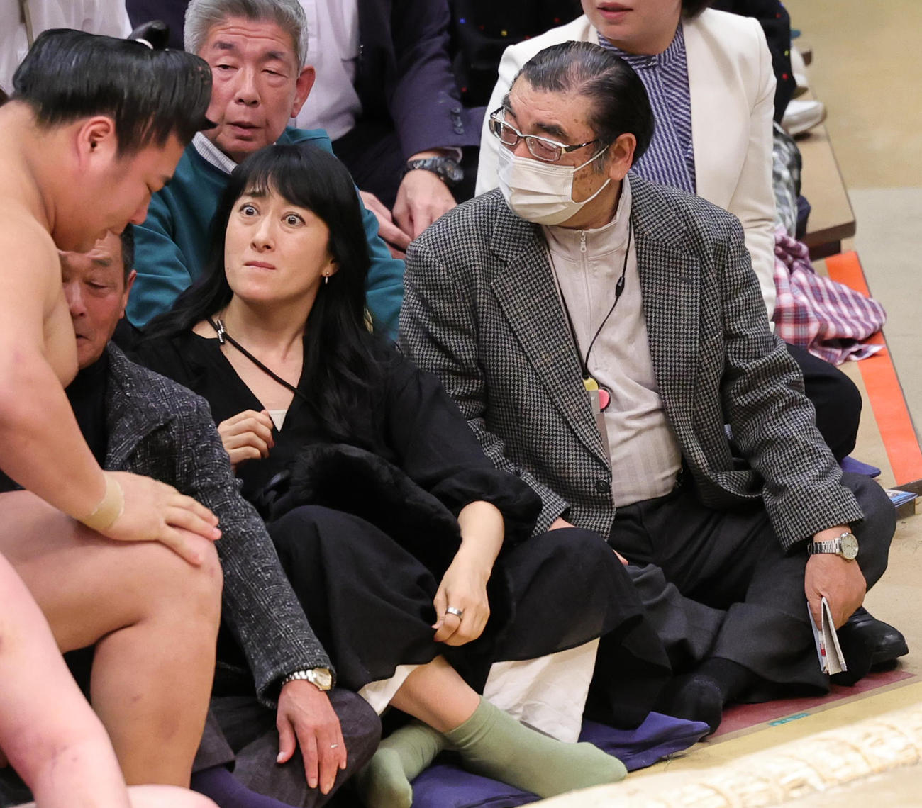 観戦する浪曲師の春野恵子（左）と講談師の神田松鯉（撮影・野上伸悟）