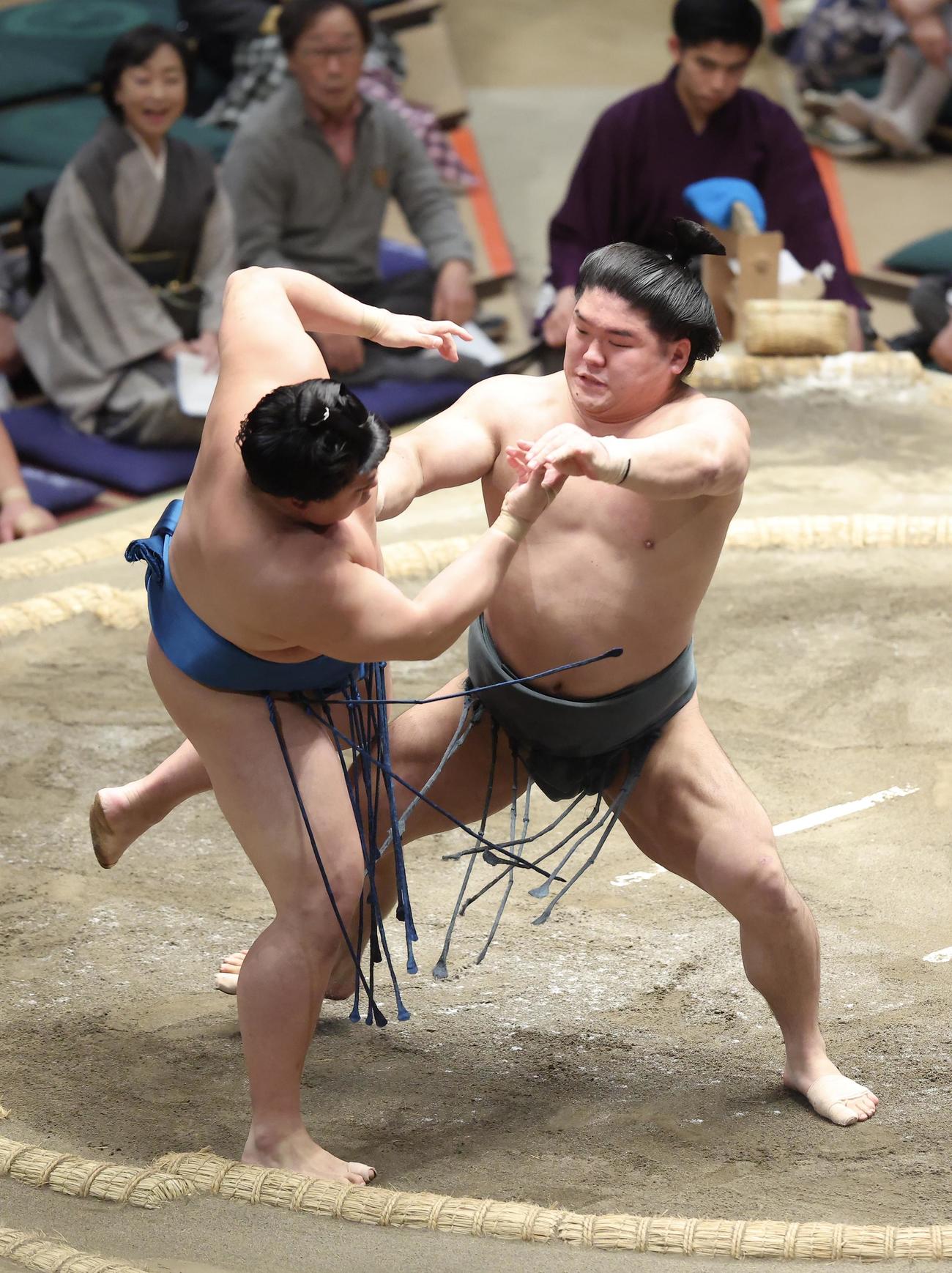 琴栄峰（左）を押し出しで破る朝紅龍（撮影・河田真司）