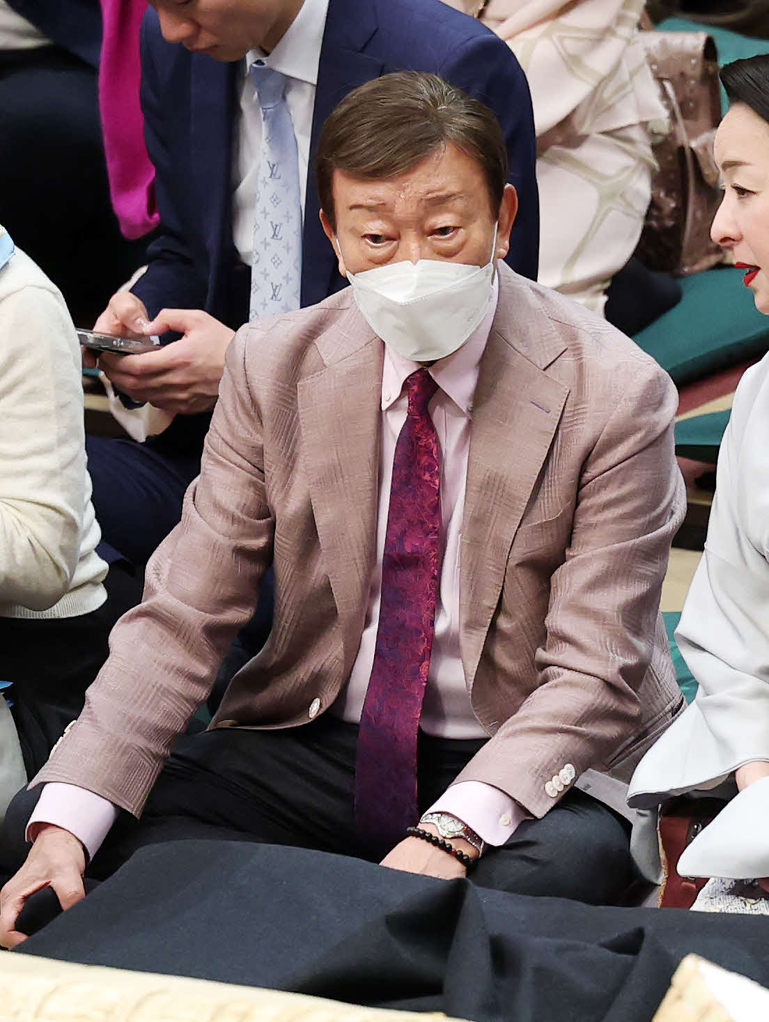 観戦する橋幸夫（撮影・鈴木正人）