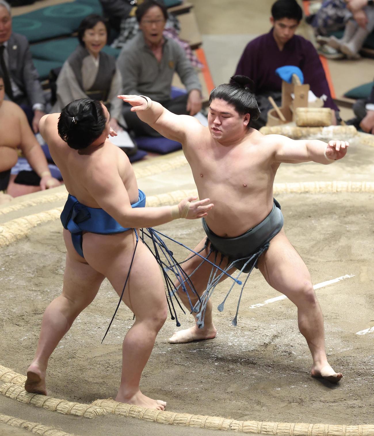 琴栄峰（左）を押し出しで破る朝紅龍（撮影・河田真司）