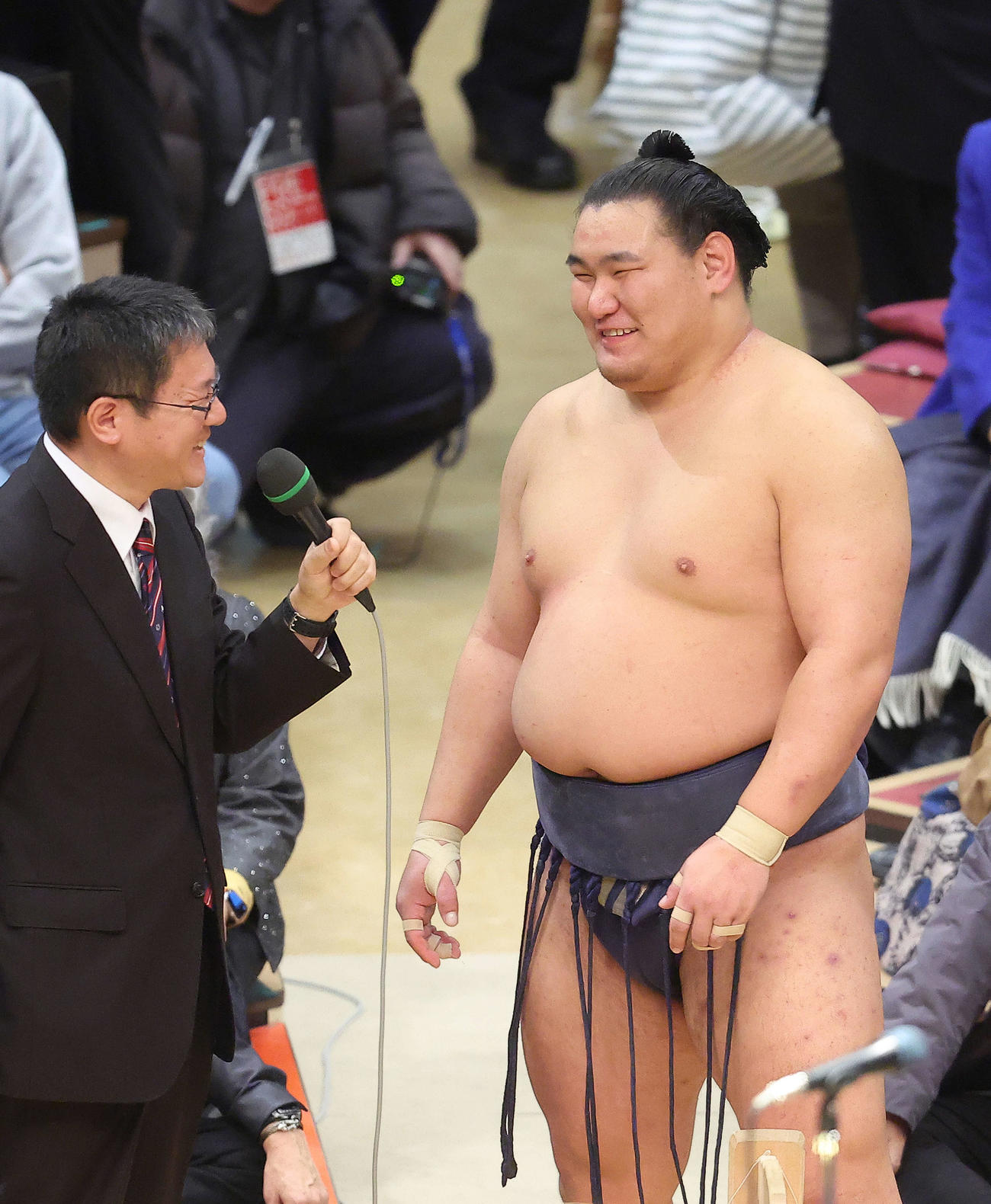 優勝インタビューで笑顔を見せる豊昇龍（撮影・河田真司）