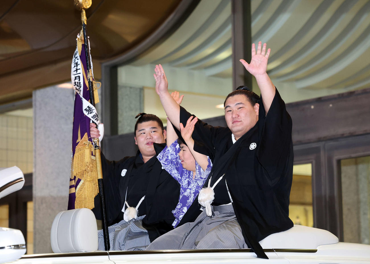 優勝パレードで笑顔を見せる豊昇龍（右）と旗手の木竜皇（撮影・鈴木正人）