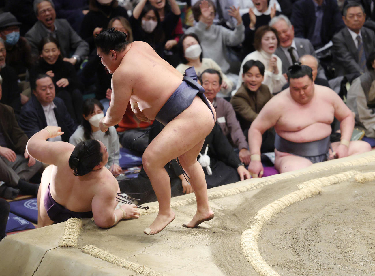 優勝決定ともえ戦で王鵬（左）と金峰山（右）を破り、優勝を決める豊昇龍（撮影・河田真司）