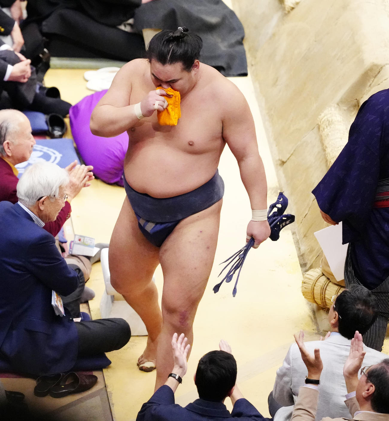 ともえ戦で優勝を決め、引き揚げる豊昇龍（撮影・江口和貴）