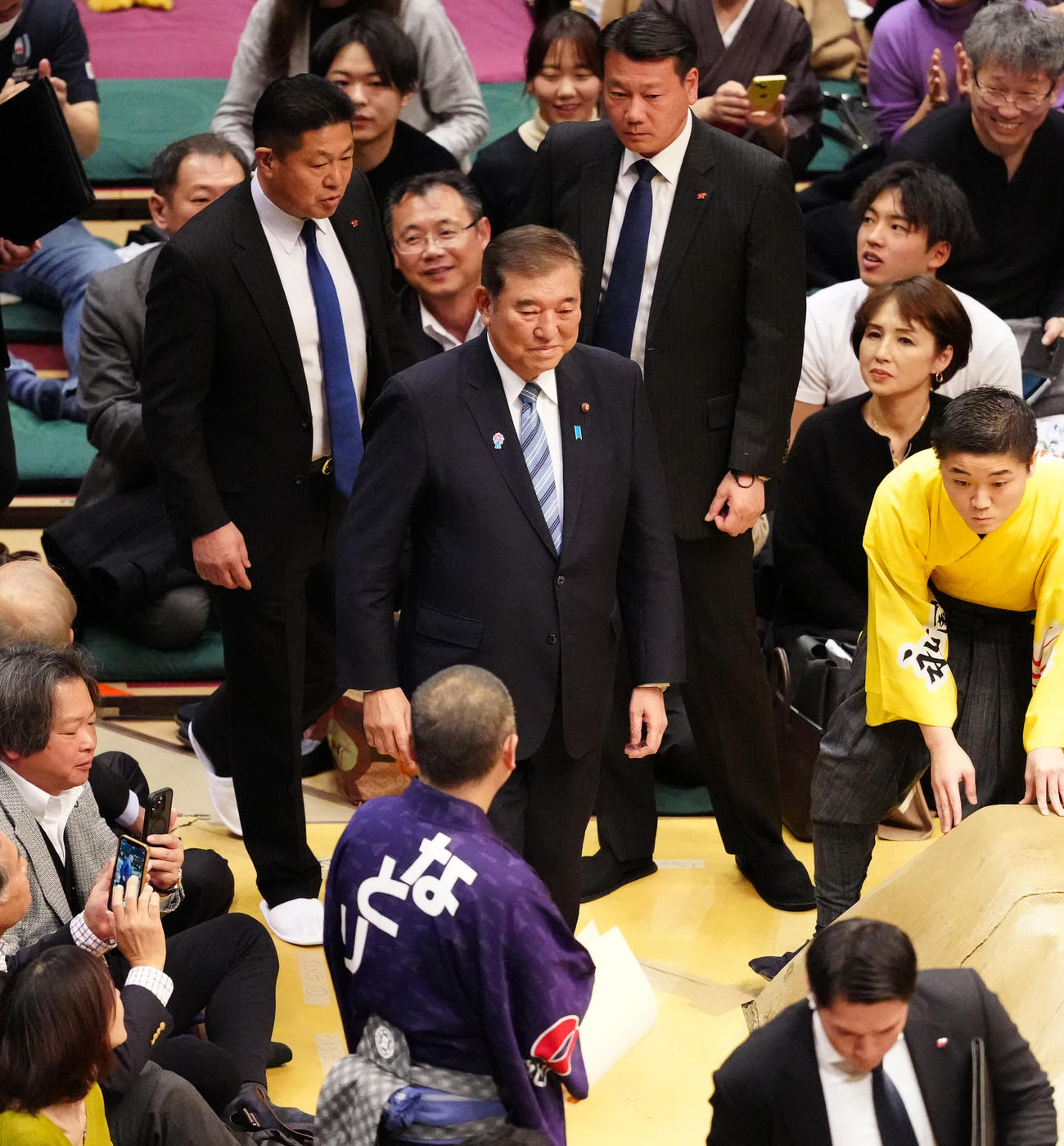 表彰式で土俵に向かう石破茂首相（中央）（撮影・江口和貴）