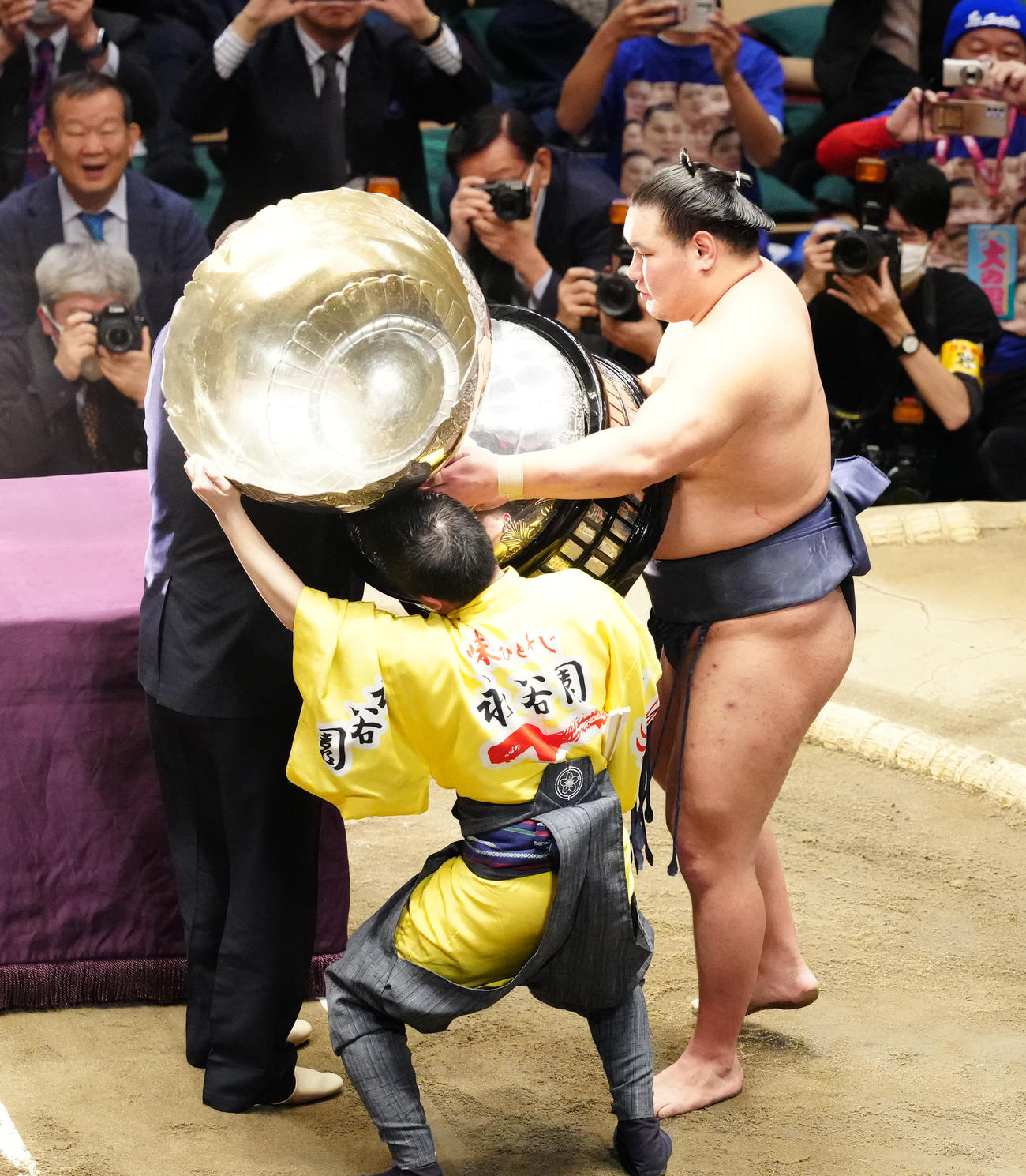 内閣総理大臣賞を石破茂首相（左）から受け取る豊昇龍（撮影・江口和貴）