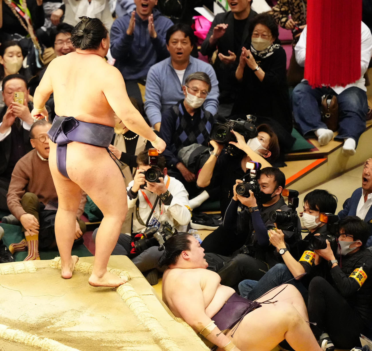 優勝決定ともえ戦　王鵬（右）を寄り倒しで破り、優勝を決めた豊昇龍（撮影・江口和貴）