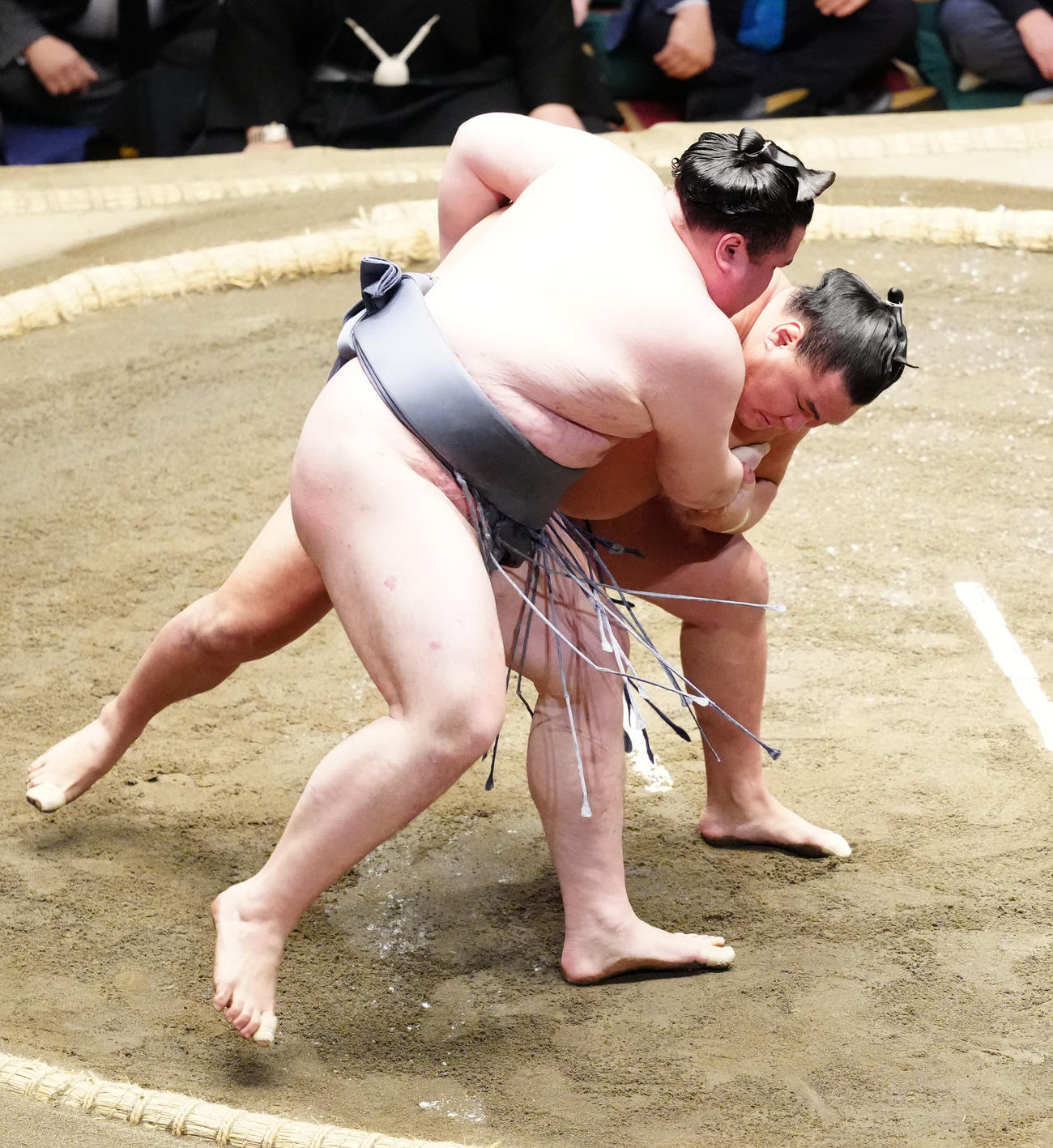 優勝決定ともえ戦で金峰山（手前）を破る豊昇龍（撮影・江口和貴）