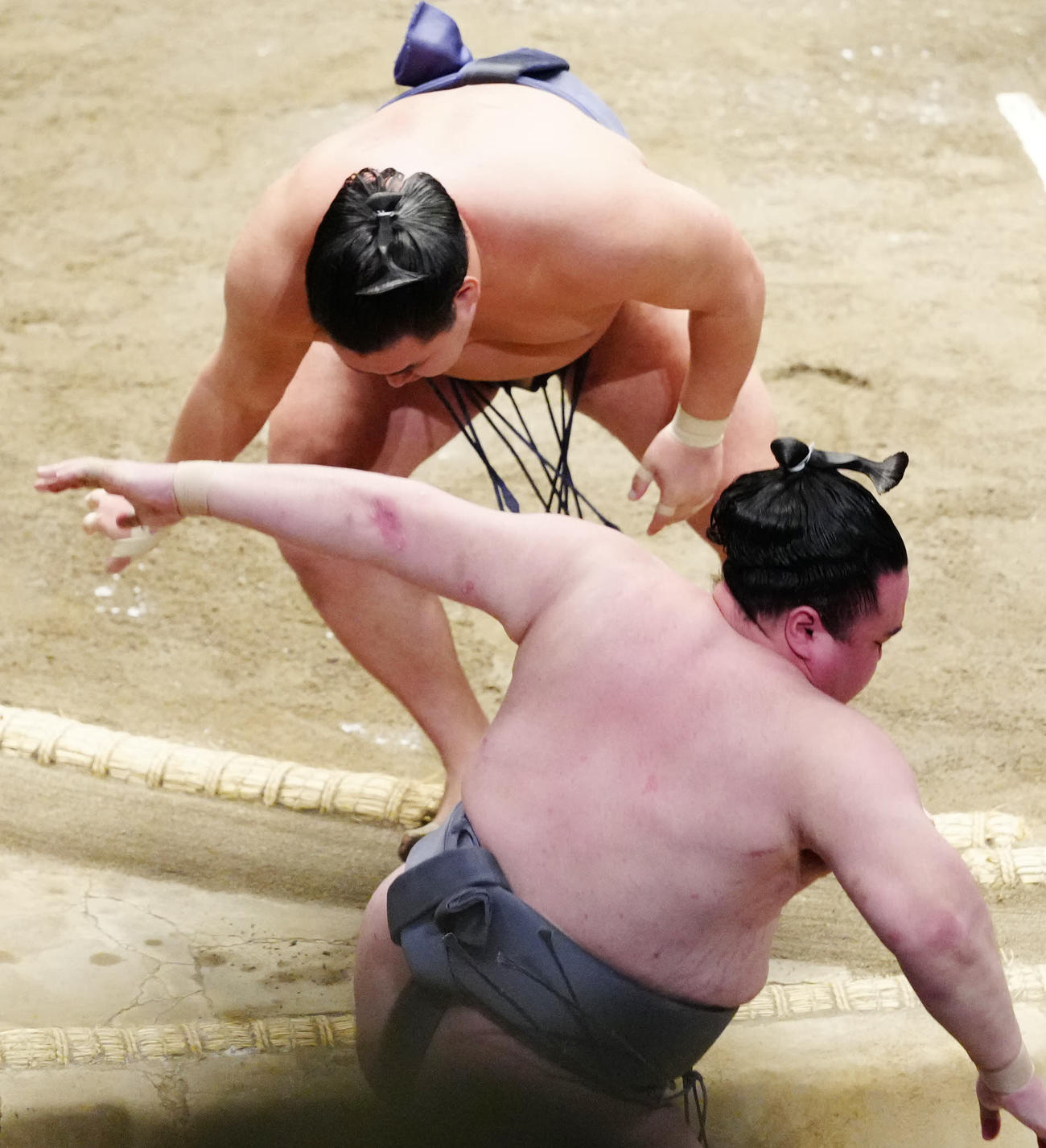 優勝決定ともえ戦で金峰山（手前）を破る豊昇龍（撮影・江口和貴）