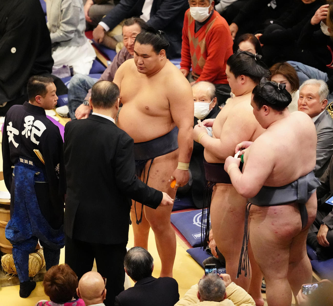 優勝決定ともえ戦前、抽選する豊昇龍（中央）ら（撮影・江口和貴）