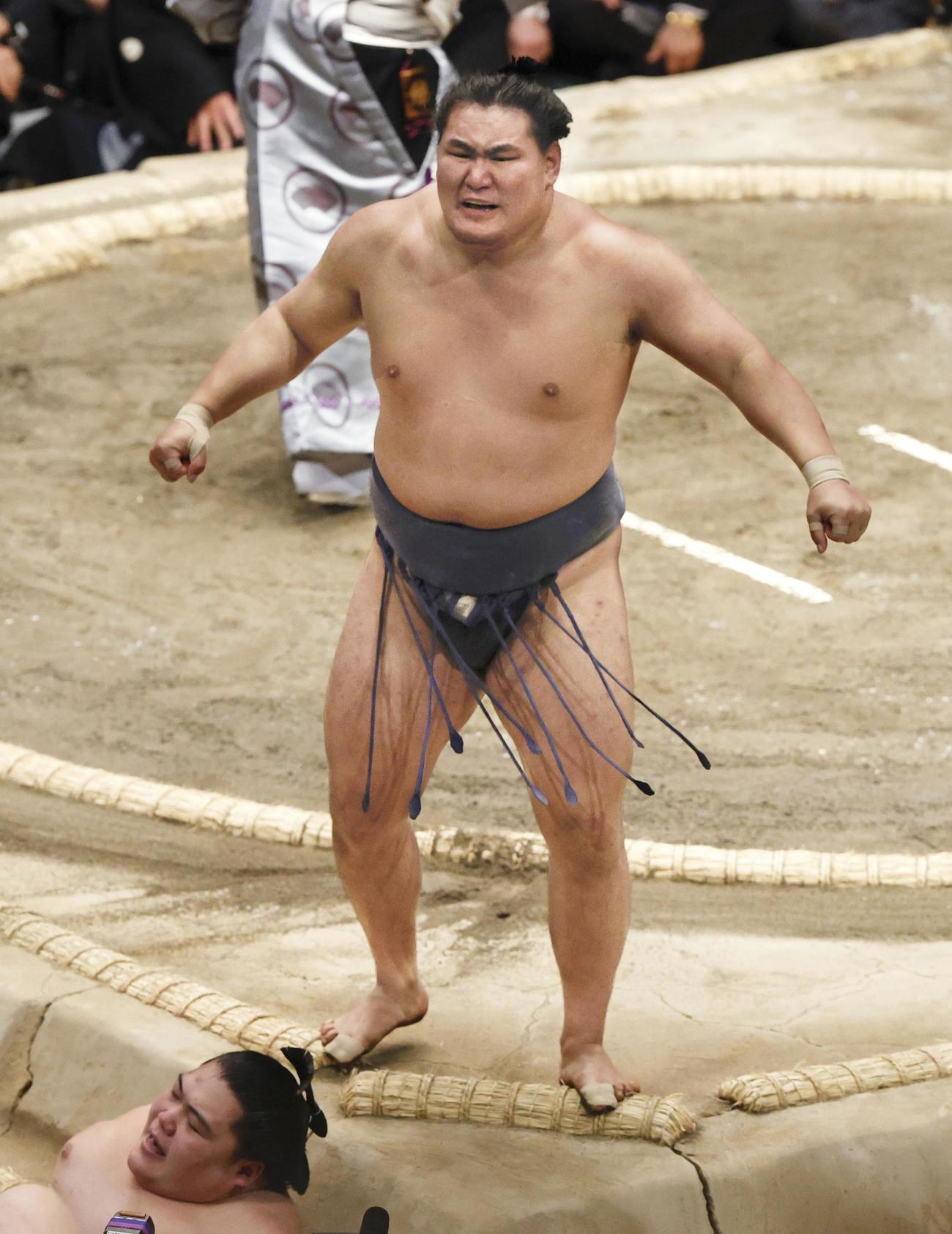 大相撲初場所千秋楽の優勝決定ともえ戦で王鵬（下）を寄り倒しで下し、優勝した豊昇龍（共同）