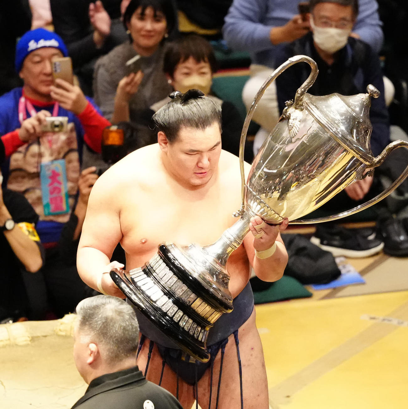 八角理事長から賜杯を受け取った豊昇龍（撮影・江口和貴）