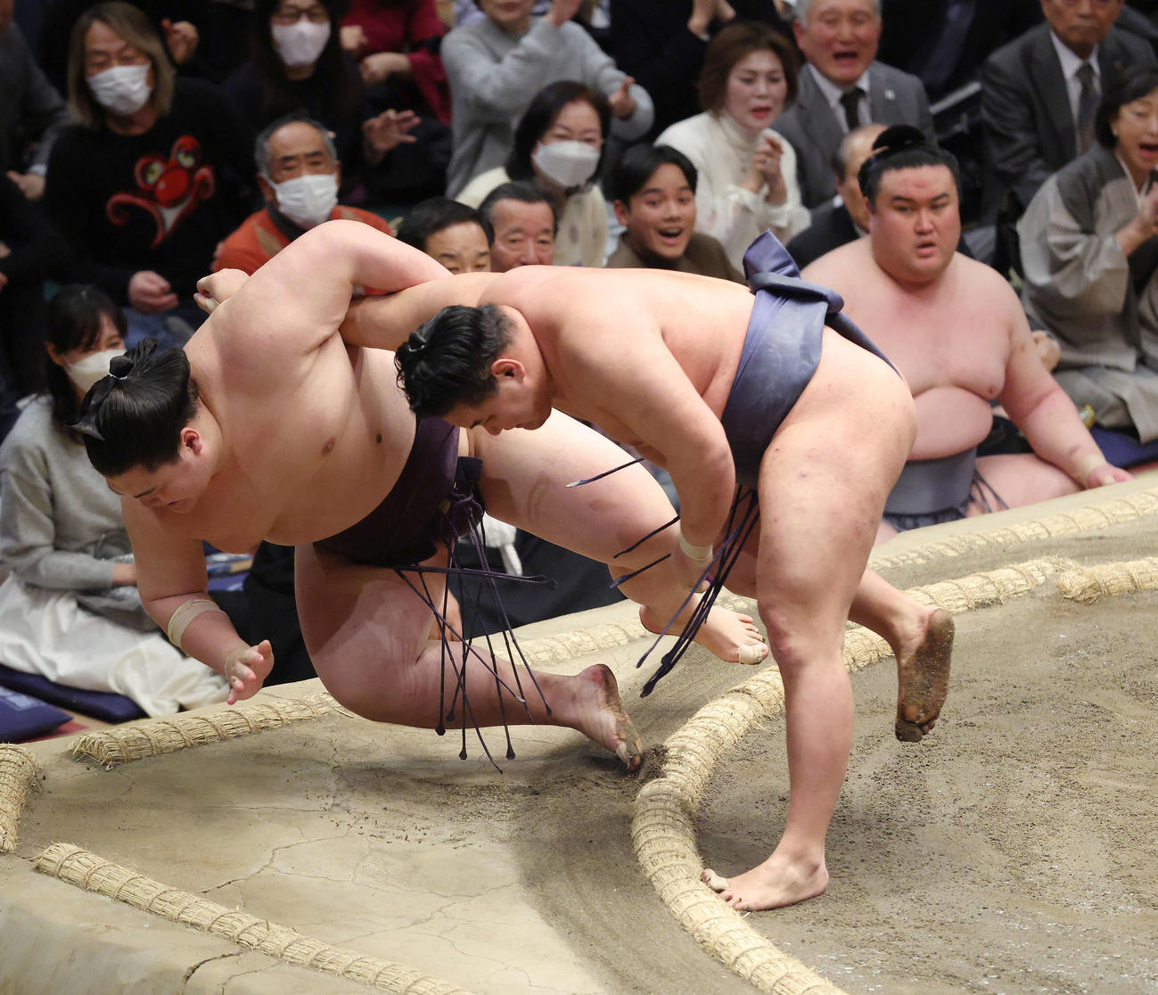 優勝決定ともえ戦で王鵬（左）と金峰山（右）を破り、優勝を決める豊昇龍（撮影・河田真司）