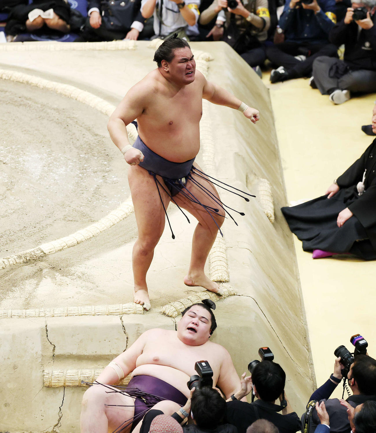 決定戦で王鵬（下）を破り幕内優勝した豊昇龍（撮影・鈴木正人）
