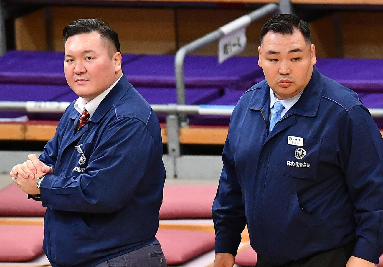 宮城野親方（左）と音羽山親方（2024年撮影）