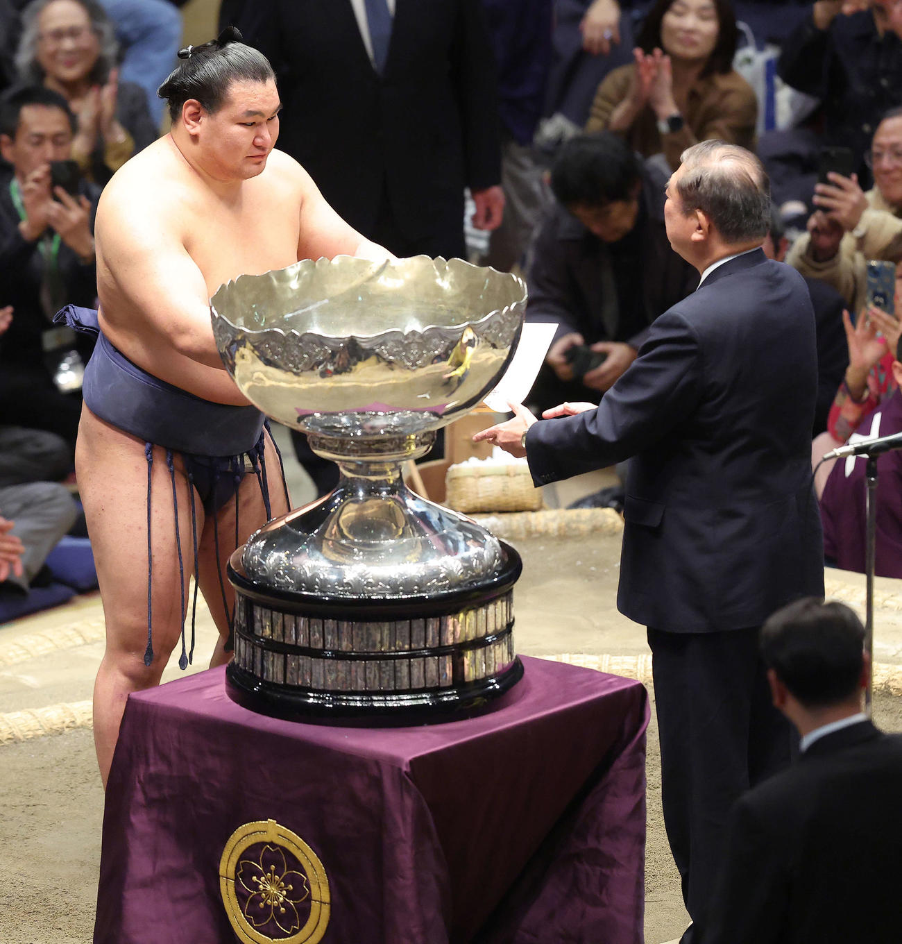 石破首相（右）から賞状を受け取る豊昇龍（撮影・河田真司）