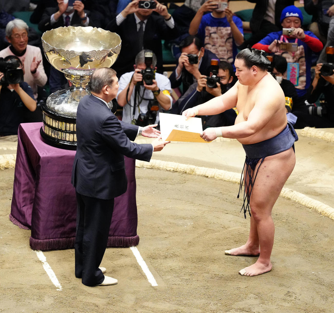 内閣総理大臣賞を石破茂首相（左）から受け取る豊昇龍（撮影・江口和貴）