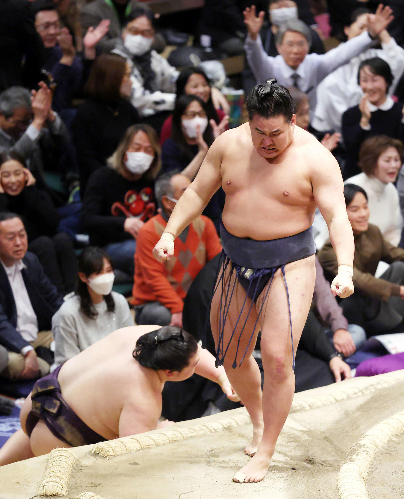 優勝決定ともえ戦で、王鵬（左）と金峰山を破り優勝を決める豊昇龍（撮影・河田真司）