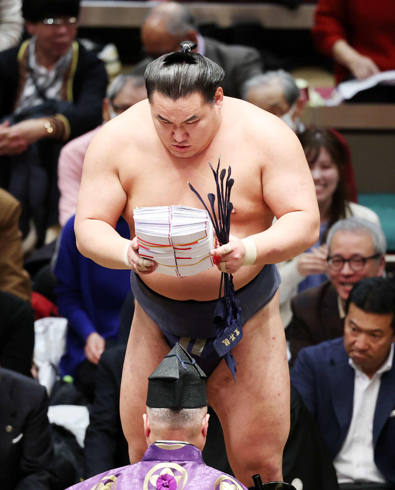 懸賞金の束を手にする豊昇龍（撮影・鈴木正人）