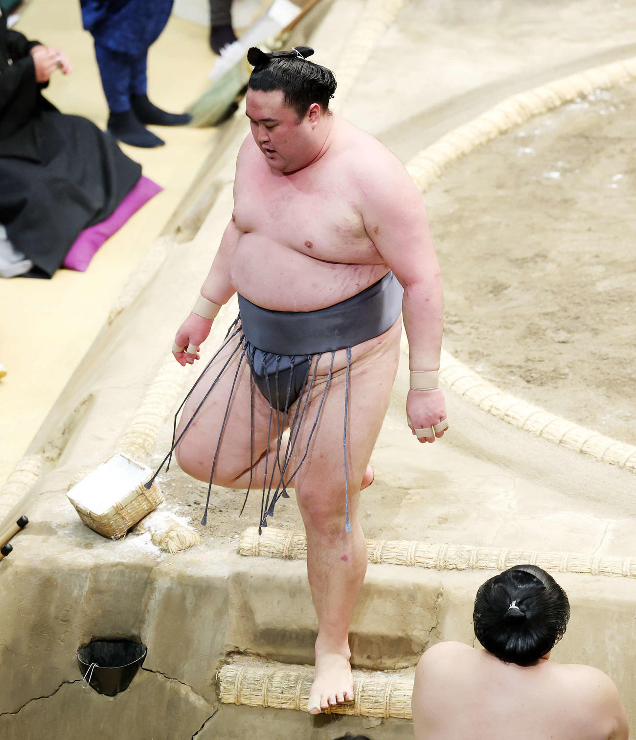 王鵬に押し出しで敗れ土俵を引き揚げる金峰山（撮影・鈴木正人）