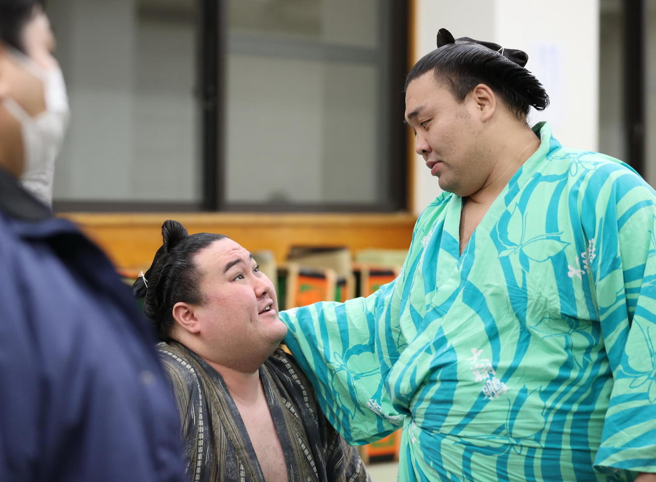支度部屋で話す金峰山と霧島（代表撮影）