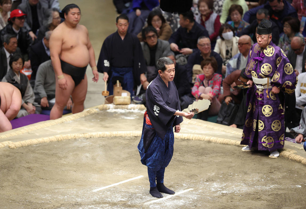 結びの一番を呼び出す次郎（撮影・河田真司）