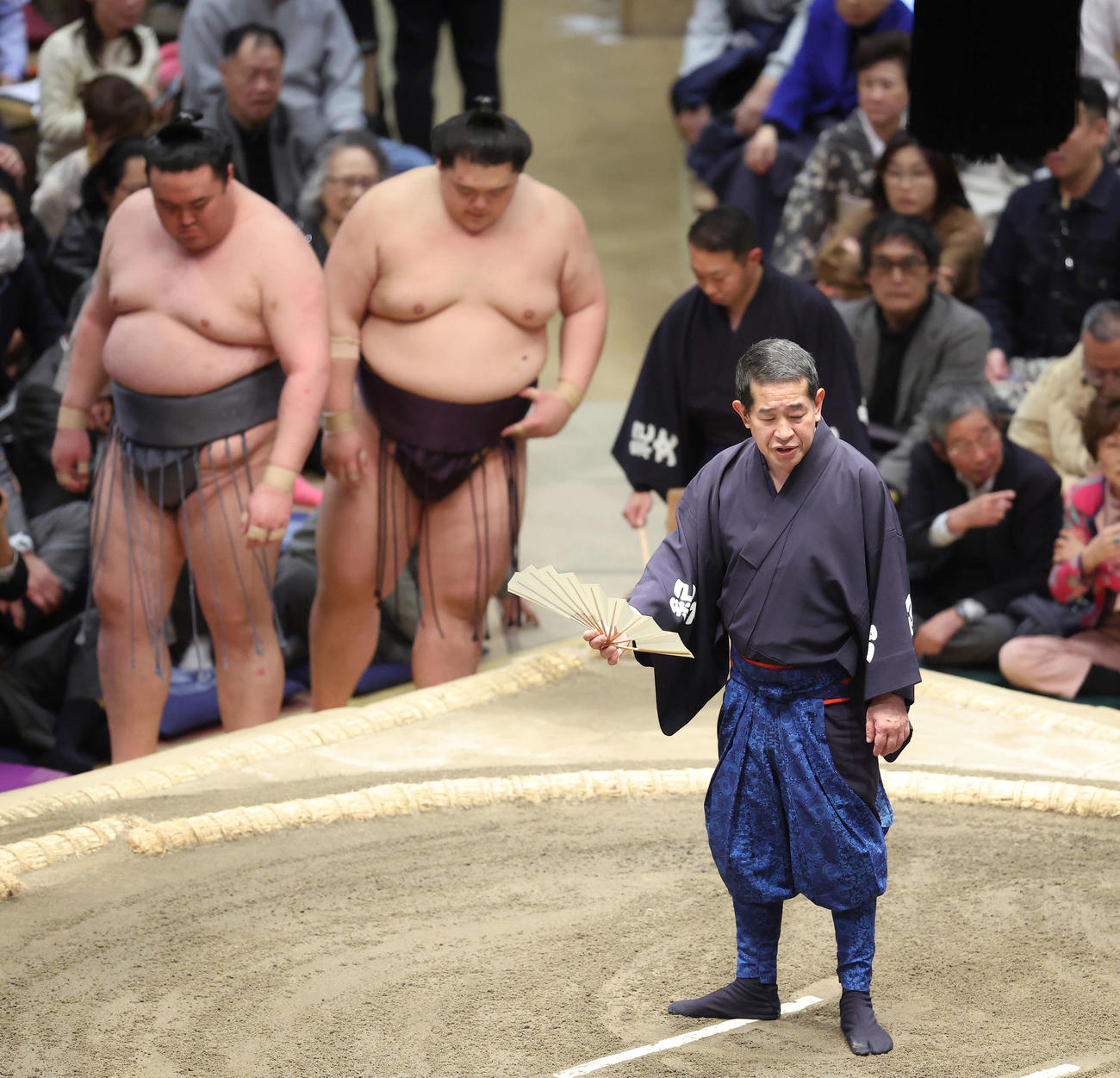 優勝決定ともえ戦で呼び出す次郎（撮影・河田真司）