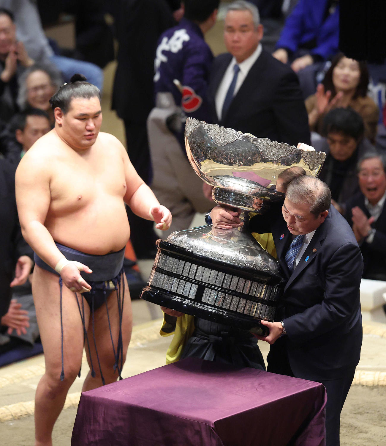内閣総理大臣杯を持ち上げる石破首相（右）。左は豊昇龍（撮影・河田真司）