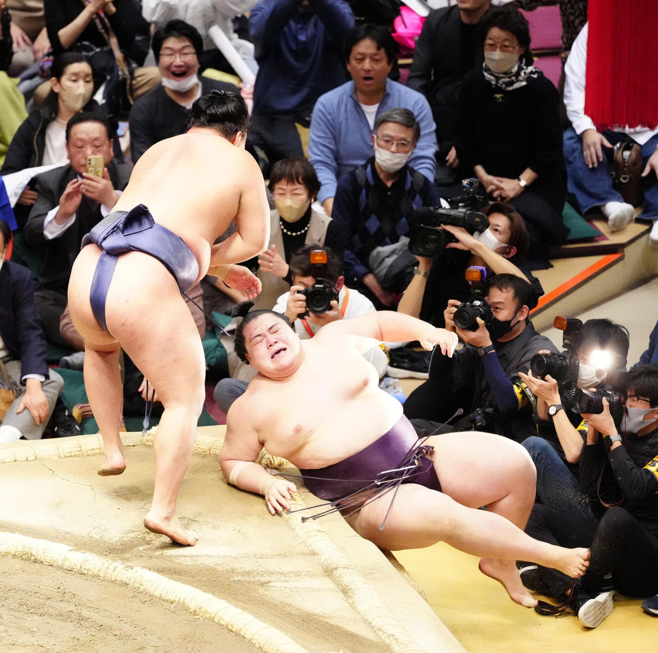 優勝決定ともえ戦　王鵬（右）を寄り倒しで破り、優勝を決めた豊昇龍（撮影・江口和貴）